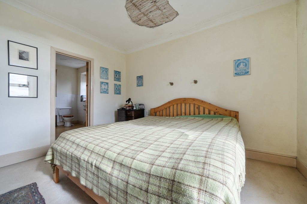 Lot: 47812 - FORMER CAPTAINS HOUSE PLUS THREE-BEDROOM BUNGALOW SET IN OVER 8.5 ACRES OF LAND WITH COUNTRYSIDE AND SEA VIEWS - Master bedroom with ensuite